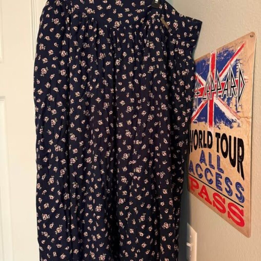 Torrid x Marilyn Monroe Navy Floral Midi Skirt - Size 1 (14/16) - NWT
Navy bl